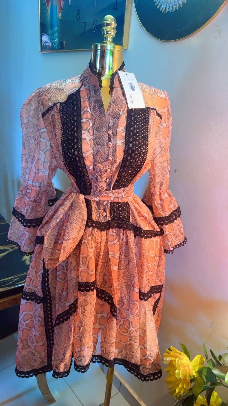 โจ Robe chic imprimรฉe python avec dรฉtails en dentelle noire